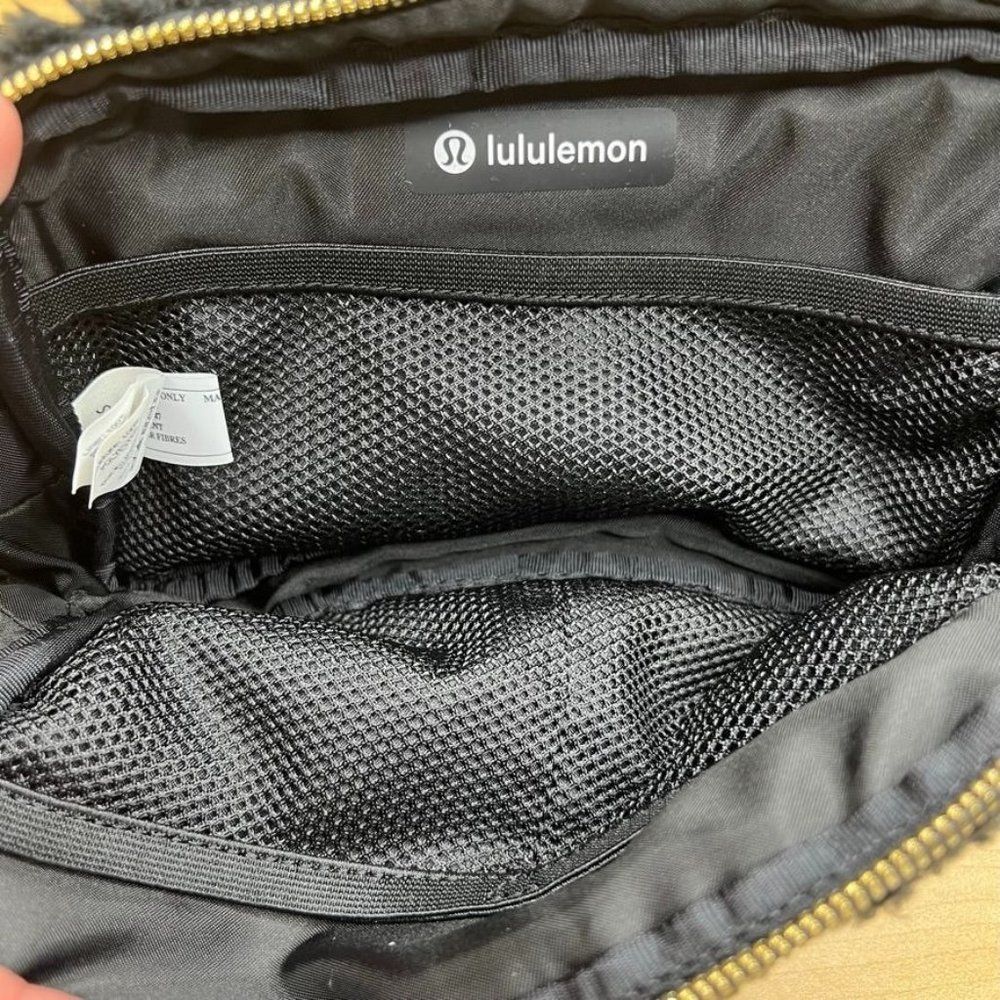 Lululemon Everywhere Belt Bag FLEECE SHERPA Black - Picture 8 of 9